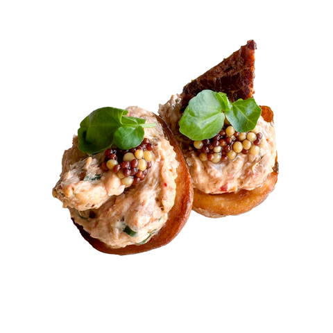 Varmrökt laxröra i friterad potatis